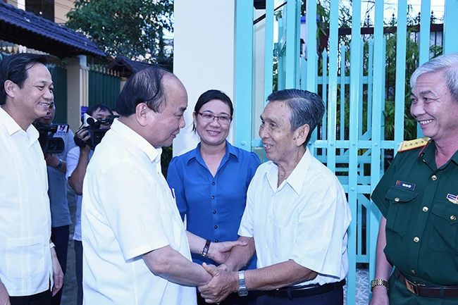Thủ tướng Nguyễn Xuân Phúc thăm các gia đình chính sách tại TP Cần Thơ